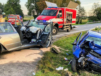 Tři lidé zemřeli při dopravní nehodě u Dolního Třebonína, další člověk je těžce zraněn