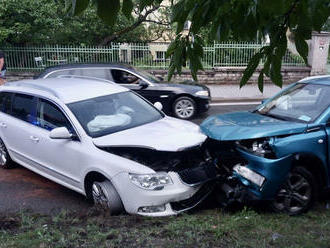 V ulici T. G. Masaryka v Novém Městě nad Metují zasahují složky IZS u dopravní nehody dvou osobních…