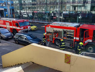 V Plzeňské ulici v Praze hasiči rychle zlikvidovali požár v kuchyni. Zachránili jednu osobu a psa,…