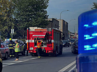 V ulici Novovysočanská v Praze zasahují hasiči u nehody několika vozidel. Zajistili automobily…