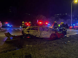 V ulici Jeremiášova v Praze zasahují složky IZS u nehody dvou vozidel a motocyklu. Na místě je i…