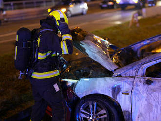 V Praze se střetla dvě vozidla a motocykl, jedno auto začalo hořet