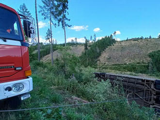 Mezi Velkými Opatovicemi a vesnicí Velká Roudka došlo k nehodě autobusu, hasiči vyprošťovali tři…