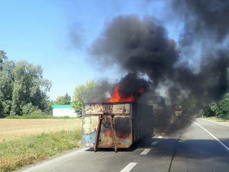 Požár kontejneru s odpadem nedaleko benzinové stanice likvidovaly tři hasičské jednotky