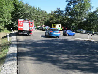 K nehodě motocyklu a osobního automobilu letěl do zlešických zatáček i vrtulník