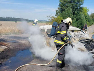 Hasiči zasahují u požáru osobního automobilu na silnici vedle dálnice D4 na úrovni 37,5. kilometru.…