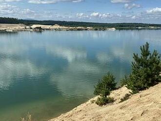 Na pískovně na Třeboňsku se utopil muž. Zmizel ve vodě, když si šel zaplavat