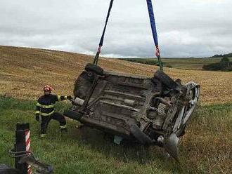 Auto skončilo u Kyjova v potoce. Jednoho ze zraněných vyprošťovali hasiči