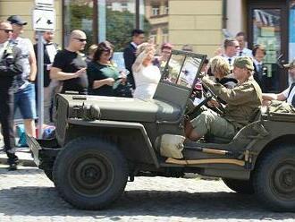 FOTO, VIDEO: Konvoj amerických historických vozidel a motocyklů v České Lípě