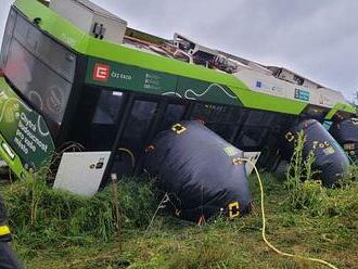 Na Třinecku havaroval elektrobus, skončil v příkopě. Cestující vyprostili hasiči