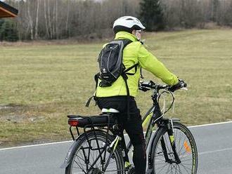 Povinný odstup aut od cyklistů: Nehod mírně ubylo, ale spory pokračují