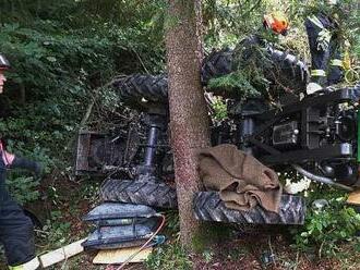 Muže na Blanensku zavalil traktor. Ležel pod ním 40 minut, je vážně zraněný