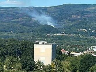 Z Hřenska vyčerpaní hasiči museli znova do lesů, tentokrát k požáru u Krupky