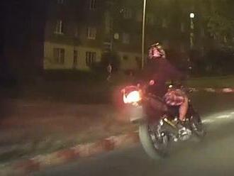 VIDEO: Honička se zdrogovaným řidičem: Muž chtěl ujet policii na kradené motorce