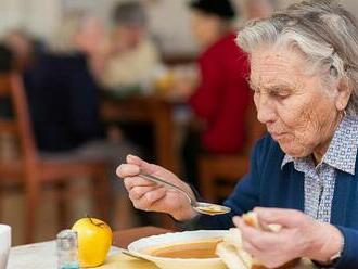 Nemáte nárok, slýchává seniorka. Z důchodu zbývá minimum, o příspěvky žádá marně