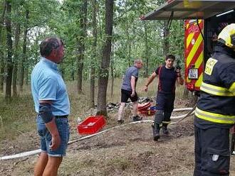 VIDEO: U Kochánovic poblíž Slatiňan hoří les, dva hasiči už jsou zranění