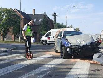 OBRAZEM: V Kladně se srazila dvě auta, nehoda poškodila rozvodnou skříň