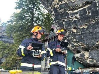 Pomoc z nebe: Jihomoravští hasiči hledali v Českém Švýcarsku oheň z dronu