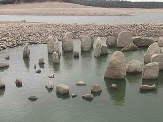 Extrémně vzácný úkaz. Kvůli rekordnímu suchu voda odhalila španělský Stonehenge