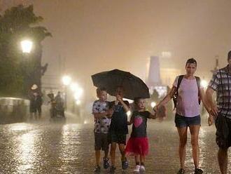 Nejvíc pršelo na jihozápadě a v okolí Prahy. Hladiny řek mohou stoupat i dnes