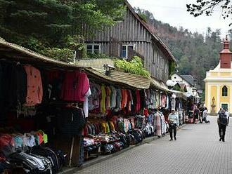 Město duchů. Hřensko je po požáru téměř prázdné, turisté se vrací velmi pomalu