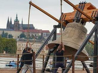 VIDEO: Praha odhalila Zvon #9801. Připomíná zvony odvezené za války nacisty