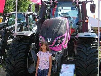 Země Živitelka lákala na zvířata. Velkému zájmu se těšil i růžový traktor