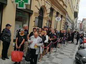 Foto, video: Fronta ještě před začátkem piety. Lidé se loučí s Hanou Zagorovou