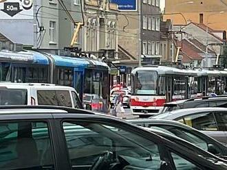 FOTO: Tramvaj v brněnském Králově Poli srazila důchodce. Je těžce zraněný