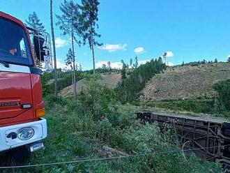 Děsivá nehoda u Opatovic: Autobus po srážce skončil na boku, zranili se tři lidé