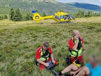 FOTO: V Krkonoších spadl paraglidista u Vrbatovy boudy, lehce se zranil