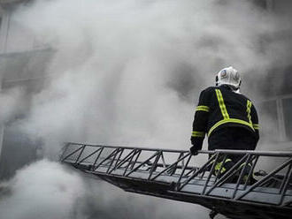 Hasiči bojujú v Česku s mohutným požiarom, ktorý zasiahol halu plnú rôznych chemikálií