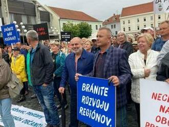 Starostovia s primátormi protestovali a žiadali viac peňazí pre samosprávy. Náklady rástli rýchlejšie ako príjmy, odkázali