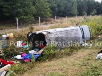 Na diaľnici D2 v smere do Česka havarovala dodávka, traja ľudia sú ťažko zranení