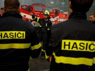 Českí hasiči bojovali s požiarom v meste Hradec Králové, plamene zničili halu s odpadom