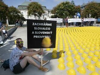 Pred Úradom vlády ležia stovky prilieb: Veľký protest za záchranu Slovalca! FOTO a VIDEO