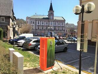 1. pololetí v elektromobilitě: Odběry bezemisní energie na stojanech ČEZ rostly o třetinu, na „elektropumpy“ přijelo 24 tisíc nových zákazníků