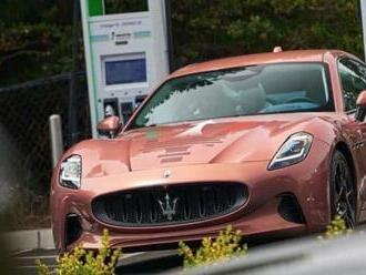 Maserati neustrážilo elektrické Folgore GranTurismo bez kamufláže, toto sú jeho prvé fotky