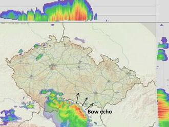Bouřkový systém postupuje z Rakouska nad naše území a vytvořil radarovou signaturu zvanou 