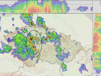 Počasí: Velká oblast s velmi silnými bouřkami se aktuálně nachází mezi Pelhřimovem a Prahou.