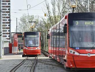 Práce na električkovej trati v Petržalke by sa mali opäť rozbehnúť