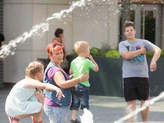 Slovensko aj v piatok popoludní potrápia na mnohých miestach horúčavy