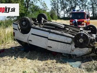 Vodič prešiel do protismeru a auto skončilo na streche: Tri osoby sa ťažko zranili