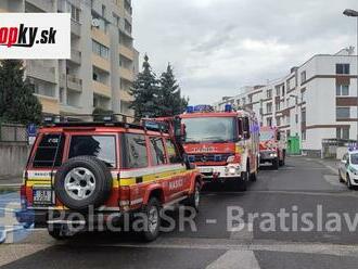 AKTUÁLNE Polícia zasahuje pri požiari bytu v Karlovej Vsi: Jeho obyvateľ vyskočil z okna!