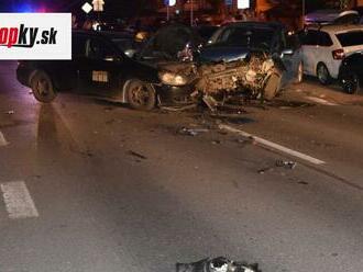 Opitý taxikár si sadol za volant: Narazil do dvoch áut a značky, v nemocnici neskôr zomrel!