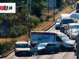 AKTUÁLNE Hromadná nehoda v Bratislave: Zrazili sa štyri autá! Premávku riadi polícia