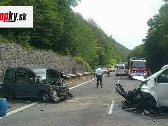 FOTO Pri čelnej zrážke sa zranili dvaja ľudia: Na mieste zasahovali aj leteckí záchranári