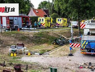 MIMORIADNE Nákladné auto v Holandsku vletelo do pouličnej oslavy, šesť ľudí zomrelo