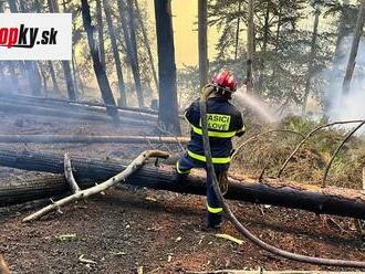 V Českom Švajčiarsku stále horí: Hasičom sa podarilo zmenšiť celkovú plochu požiaru