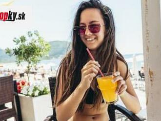 Dievčina si objednala drink v plážovom bare v Grécku: Keď zbadala účet, takmer dostala infarkt